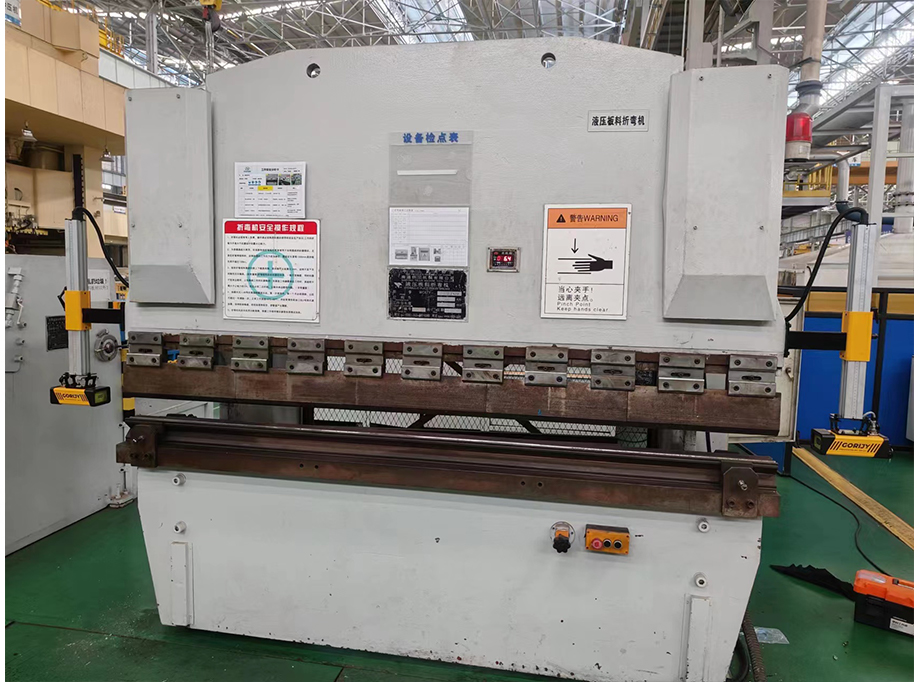 現(xiàn)代工廠折彎?rùn)C(jī)保護(hù)裝置安裝方案